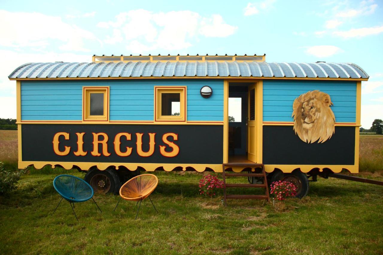 La Roulotte Circus Des Grillots Hotel Beaulon Exterior photo
