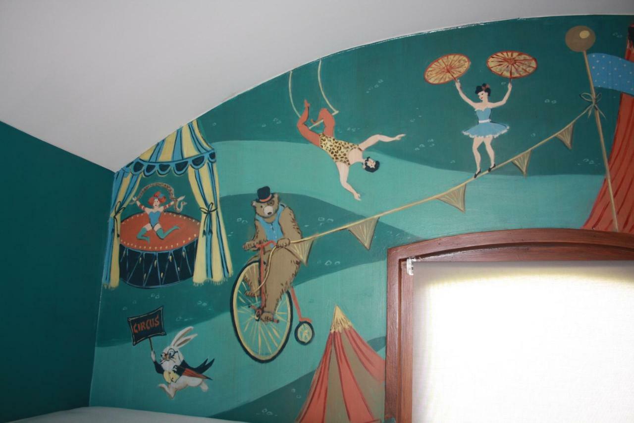 La Roulotte Circus Des Grillots Hotel Beaulon Exterior photo
